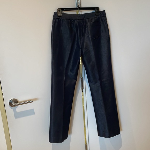 Chic navy pant with sheen. - Picture 3 of 9